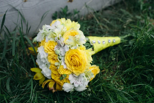 Wedding bouquet with yellow roses — Stock Photo, Image