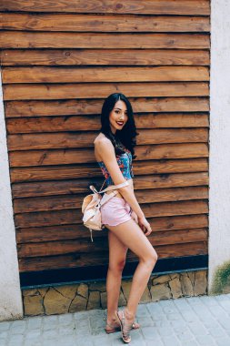 güzel kız şehirde kamera için poz veriyor