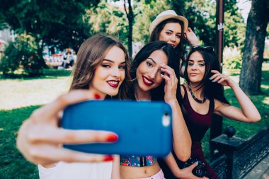 dört güzel genç kızlar selfie olun