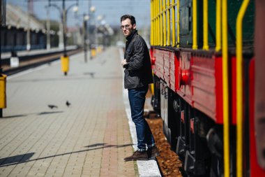 Selvedge kotla poz veren kendinden emin bir adam.