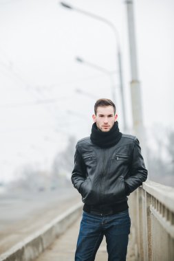 Selvedge kotla poz veren kendinden emin bir adam.