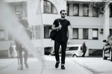 Selvedge kotla poz veren kendinden emin bir adam.