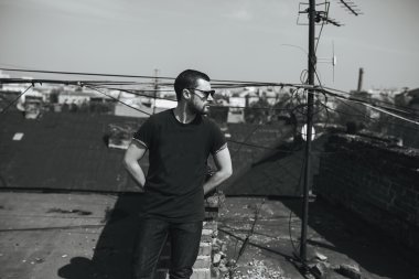 Selvedge kotla poz veren kendinden emin bir adam.