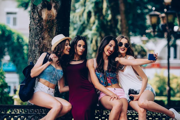 Vier mooie jonge meisjes maken selfie — Stockfoto