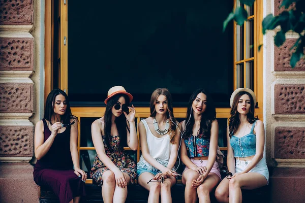 Pięć pięknych młodych dziewcząt relaksujący — Zdjęcie stockowe