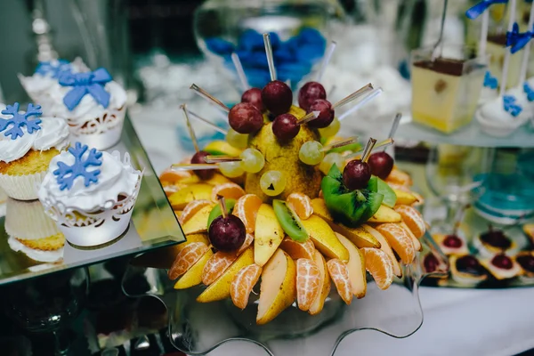 Buffet con frutta tropicale — Foto Stock