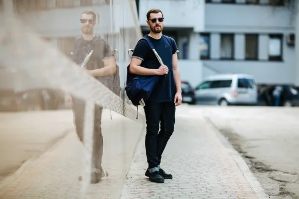 Zelfverzekerde man poserend in zelfverzekerde jeans — Stockfoto