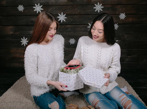 Dos chicas jóvenes sosteniendo regalo de vacaciones —  Fotos de Stock