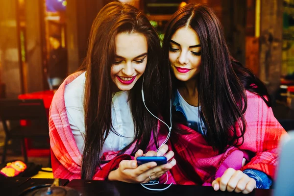 Dos chicas sentadas escuchando música —  Fotos de Stock