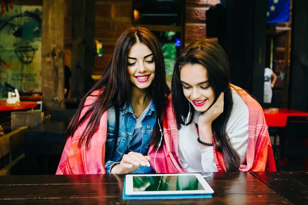 Two close friends watching something on a tablet — Stock Photo, Image