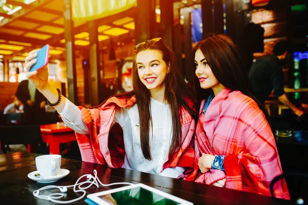 Twee goede vrienden maken selfie in het cafe — Stockfoto