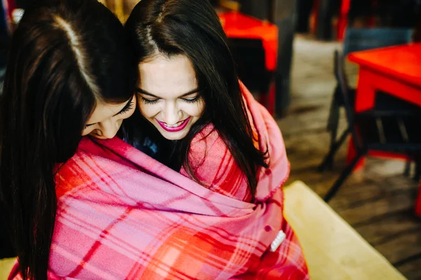 Twee jonge en mooie meisjes plezier in café — Stockfoto