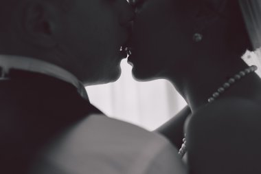 Gelin ve damat bir otel odasında