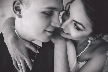 Güzel Avrupa gelin çift otel odasında