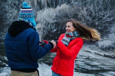 güzel çift iskelede eğleniyor