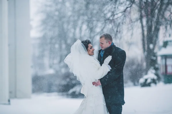 Noiva e noivo na cidade de inverno — Fotografia de Stock