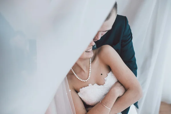 Bride and groom in a hotel room — Stock Photo, Image