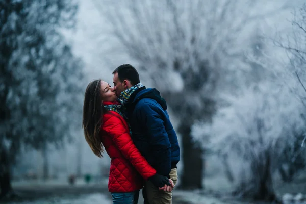 Hombre lleva a su novia en la espalda — Foto de Stock