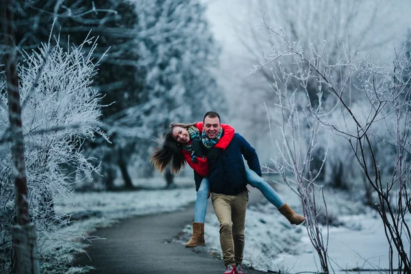 Uomo porta la sua ragazza sul retro — Foto Stock