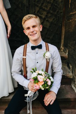 taş merdiven üstünde oturan gelin