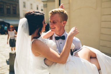 damat gelin onun kollarında taşır.