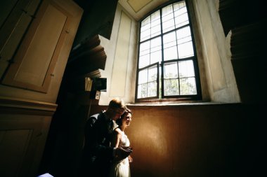 Gelin ve damat bir pencere arka plan üzerinde.