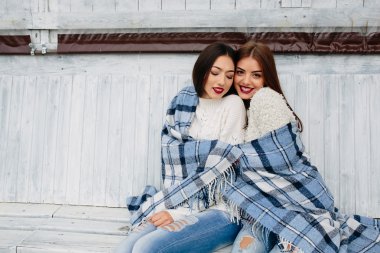 İki kız parkta bir bankta oturup