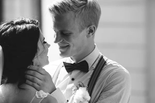 The bride and groom posing — Stock Photo, Image