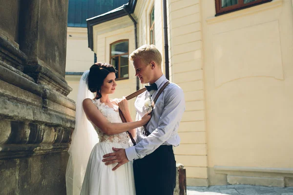 Bruden och brudgummen poserar — Stockfoto