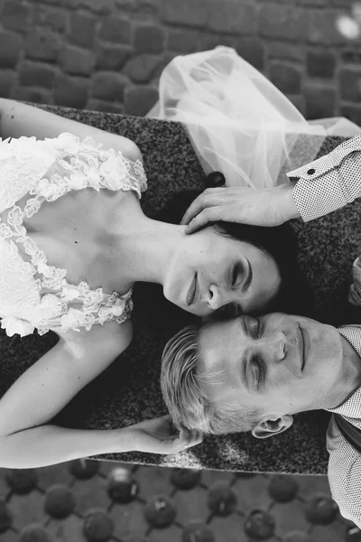 Sposa e sposo divertirsi — Foto Stock