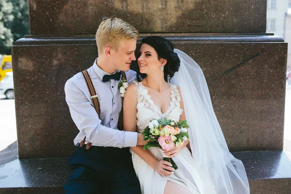 Hochzeitspaar sitzt — Stockfoto