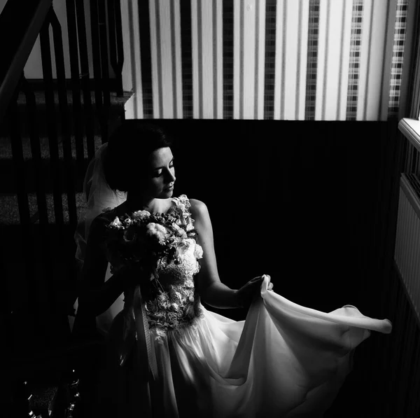 Sposa posa sulla camera — Foto Stock