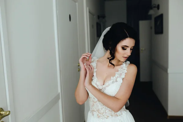 Mariée posant dans un couloir — Photo