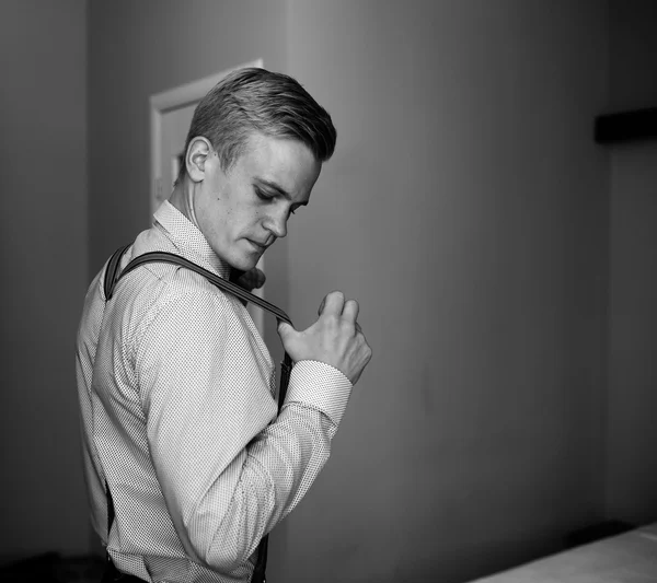 Groom in the morning getting ready — Stock Photo, Image