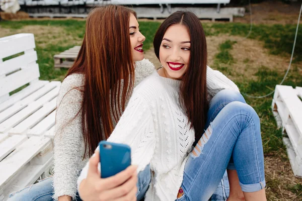 Két lány, hogy selfie a padon — Stock Fotó