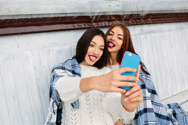 Selfie iki kız yapın — Stok fotoğraf