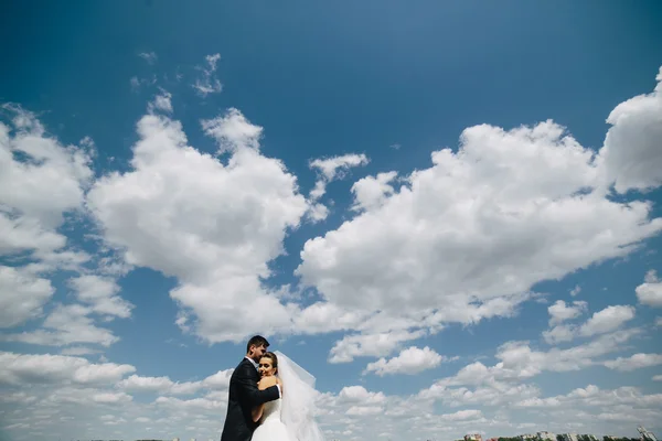 Coppia su sfondo cielo blu — Foto Stock