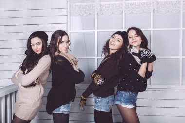 Eğleniyor ve kamera için poz sevimli kız