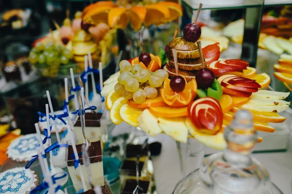 Шведский стол с тропическими фруктами — стоковое фото
