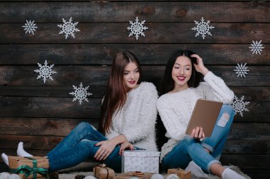 Hediyeler arasında bir tablet iki güzel kızla
