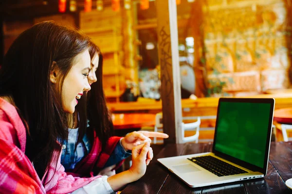 Zwei Mädchen beobachten etwas im Laptop — Stockfoto