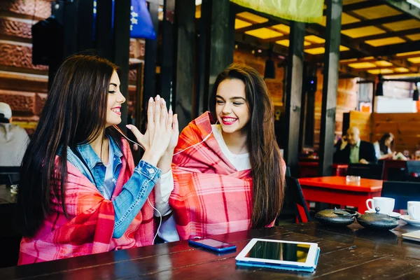 Due giovani e belle ragazze si divertono nel caffè — Foto Stock