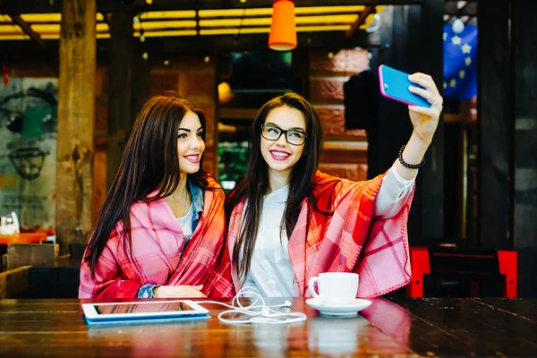 Två nära vänner gör selfie i caféet — Stockfoto