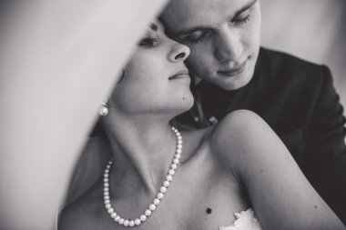 Güzel Avrupa gelin çift otel odasında