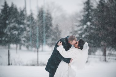 Gelin ve damat şehirde yürüyüş