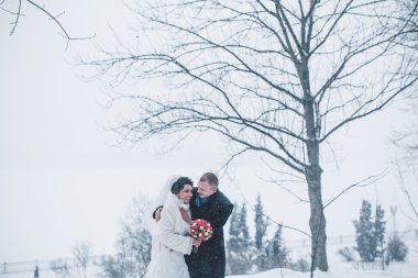 Gelin ve damat şehirde yürüyüş