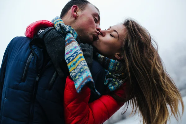 Jovem casal bonito se divertindo — Fotografia de Stock