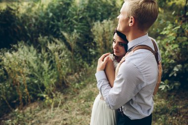 Yavaşça kucaklayan onun gelin damat