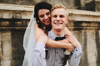 damat gelini sırtında taşır.