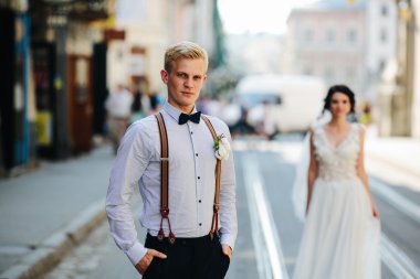 Gelin ve damat sokakta